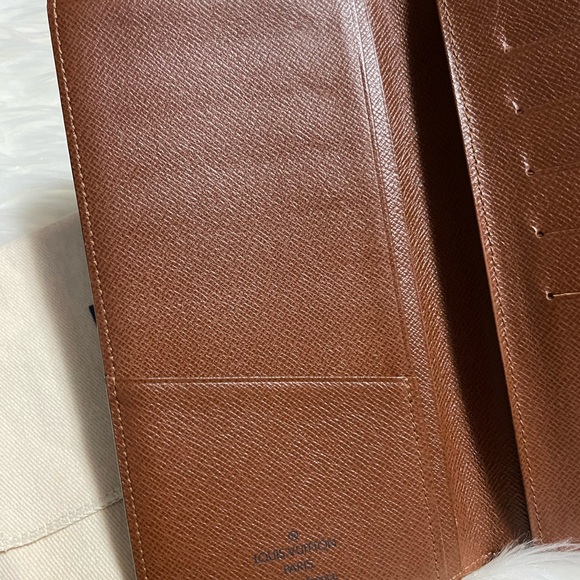 Available ✨
LOUIS VUITTON BRAZZA WALLET MONOGRAM - Picture 15 of 16
